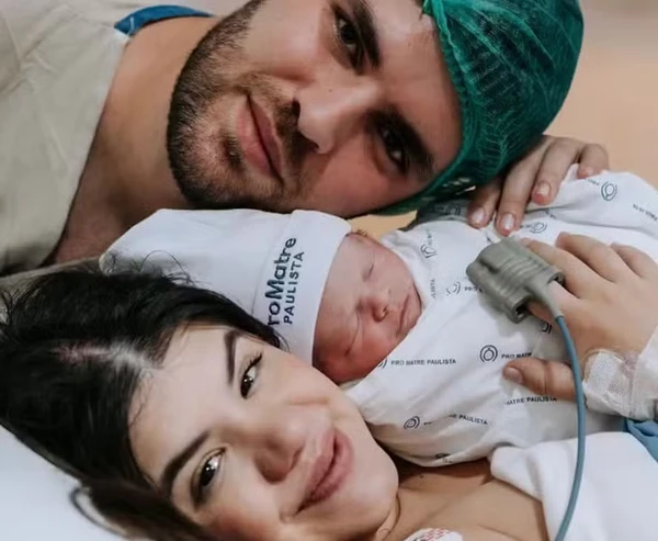 Ex-Chiquitita Carolina Chamberlain anuncia nascimento da filha, Estella por Reprodução/Instagram/@primeirominutofotografia