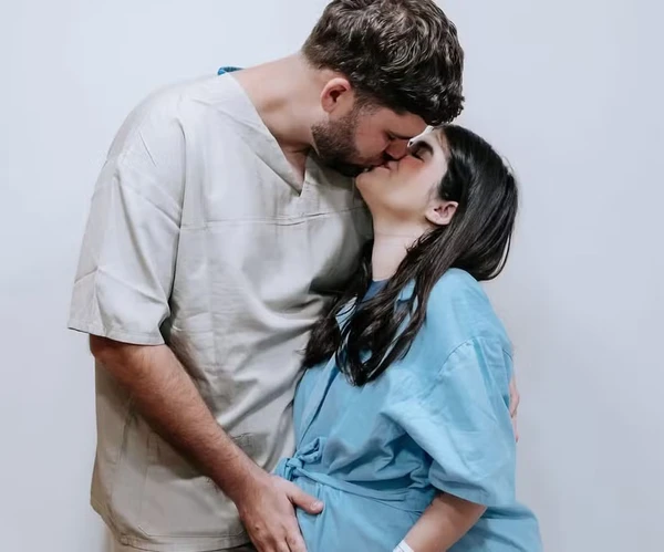 Ex-Chiquitita Carolina Chamberlain anuncia nascimento da filha, Estella por Reprodução/Instagram/@primeirominutofotografia