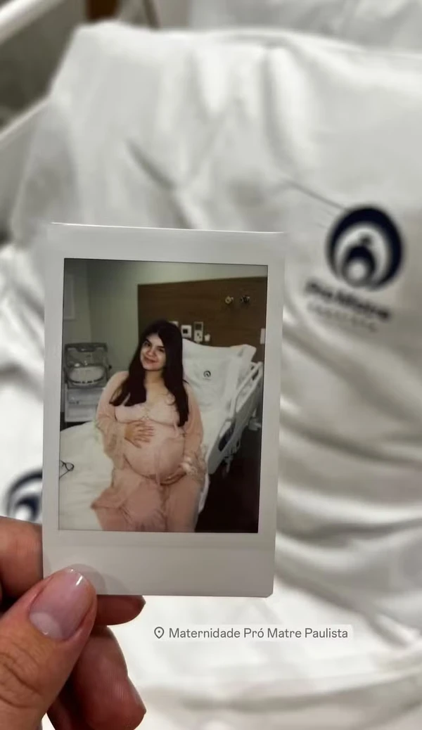 Ex-Chiquitita Carolina Chamberlain anuncia nascimento da filha, Estella por Reprodução/Instagram/@primeirominutofotografia