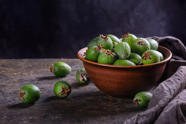 Feijoa: rica em cálcio, zinco, magnésio, proteínas e vitaminas do complexo B e C, reforça o sistema imunológico e cognitivo e o combate à depressão por Divulgação