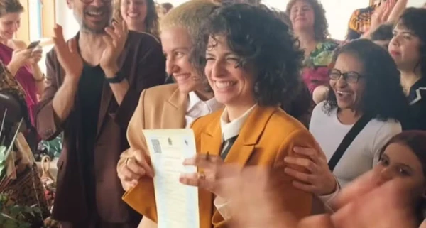 Filha de Debora bloch, Julia Anquier se casa com a cantora Maria Beraldo por Reprodução/Redes Sociais 