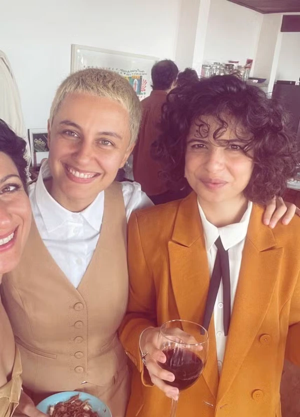 Filha de Debora bloch, Julia Anquier se casa com a cantora Maria Beraldo por Reprodução/Redes Sociais 