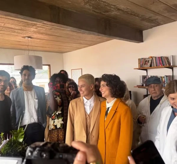 Filha de Debora bloch, Julia Anquier se casa com a cantora Maria Beraldo por Reprodução/Redes Sociais 