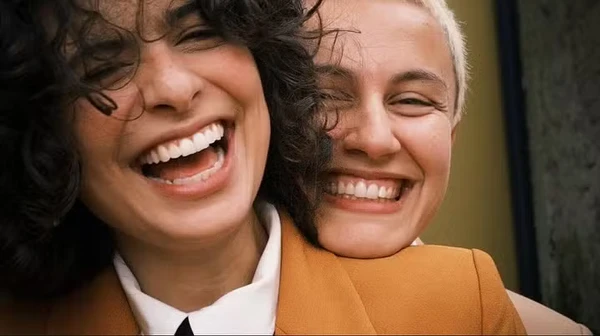 Filha de Debora bloch, Julia Anquier se casa com a cantora Maria Beraldo por Reprodução/Redes Sociais 