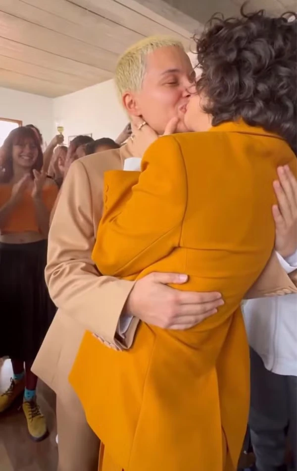 Filha de Debora bloch, Julia Anquier se casa com a cantora Maria Beraldo por Reprodução/Redes Sociais 