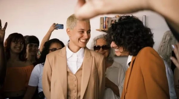 Filha de Debora bloch, Julia Anquier se casa com a cantora Maria Beraldo por Reprodução/Redes Sociais 