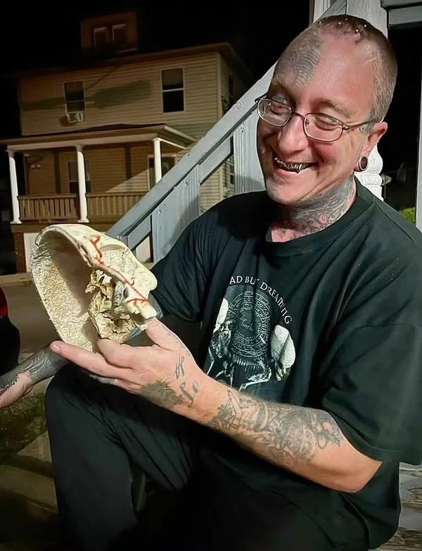 Inicialmente, Pauley disse às autoridades que era especialista em preservação, especificamente de "espécimes médicos descartados"  por Reprodução