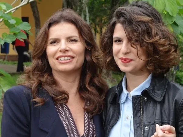 Julia Anquier com a mãe, a atriz Debora Bloch  por Divulgação 