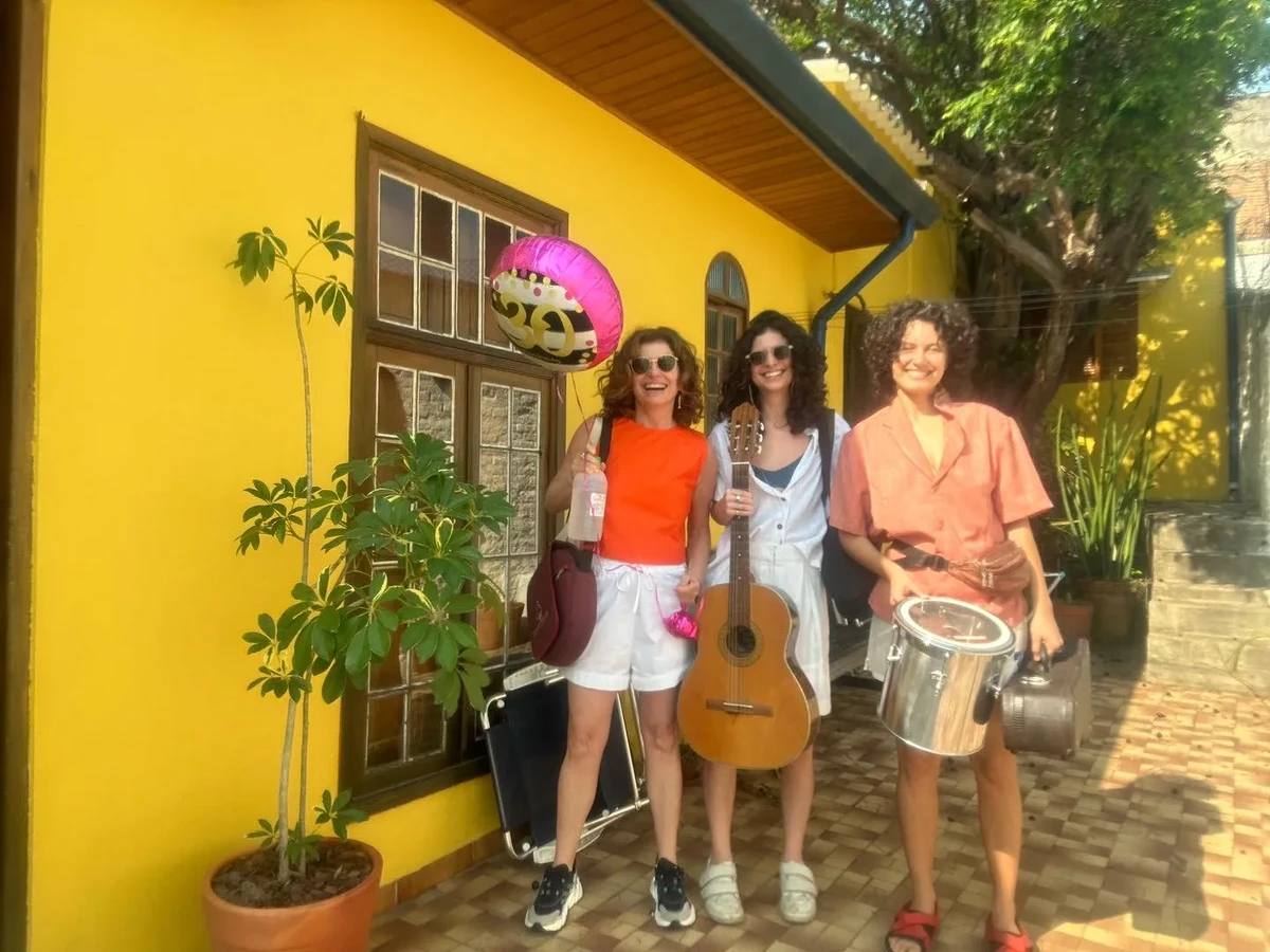 Julia Anquier comemora 30 anos em bar em SP por Reprodução/Redes Sociais 