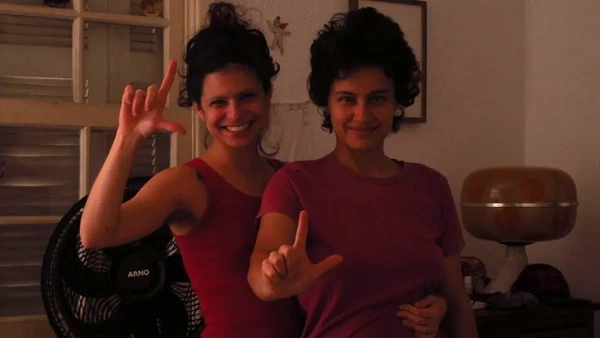 Julia Anquier e a esposa, a cantora Maria Beraldo  por Reprodução/Redes Sociais 