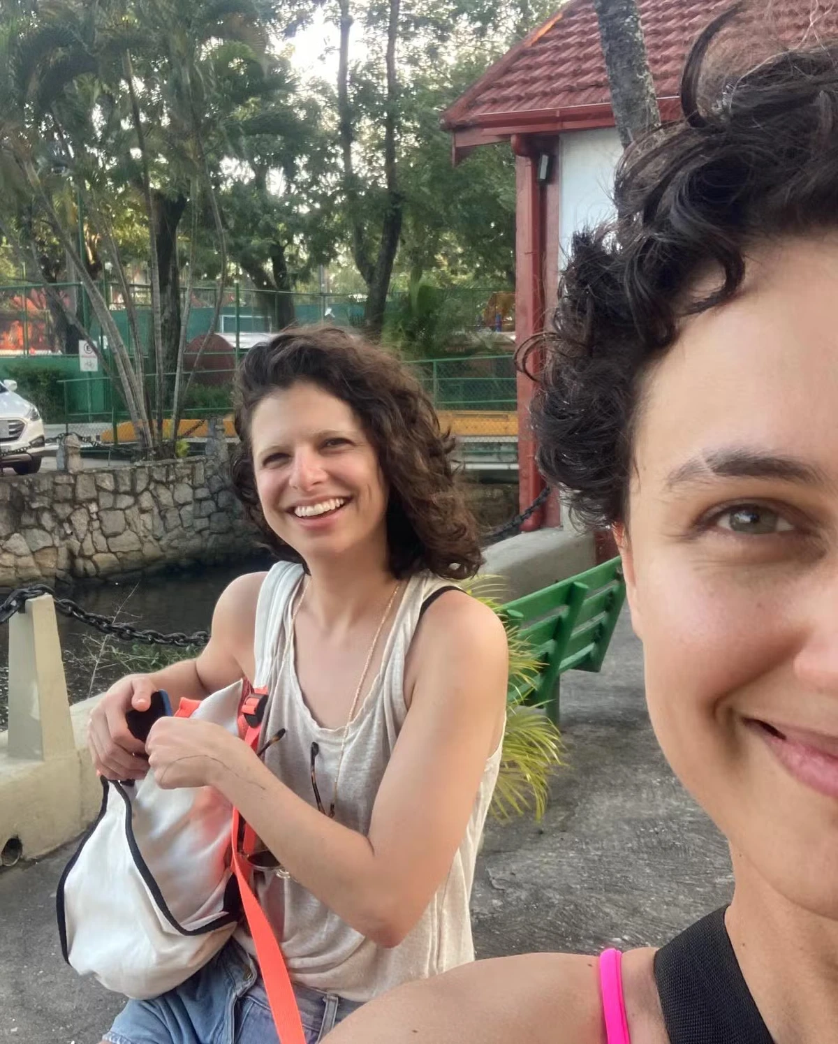 Julia Anquier e a esposa, a cantora Maria Beraldo  por Reprodução/Redes Sociais 