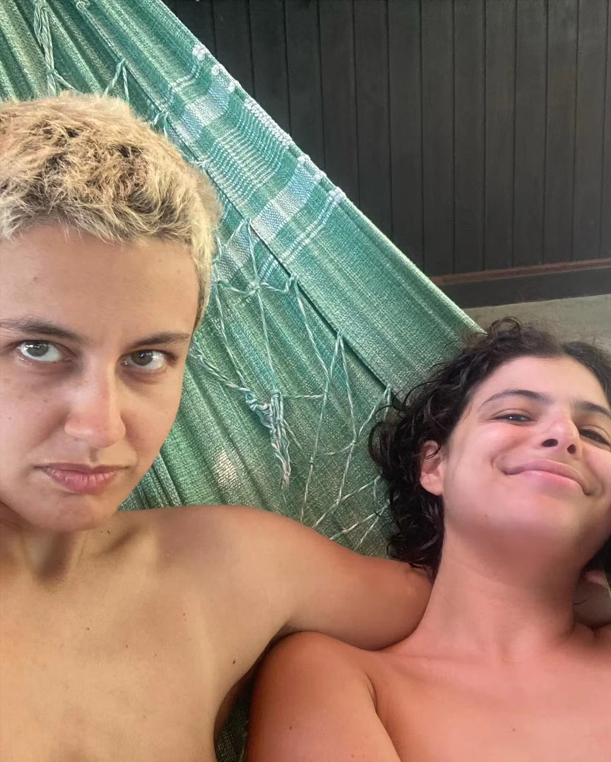 Julia Anquier e a esposa, a cantora Maria Beraldo  por Reprodução/Redes Sociais 