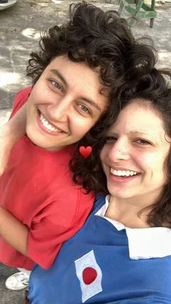 Julia Anquier e a esposa, a cantora Maria Beraldo  por Reprodução/Redes Sociais 