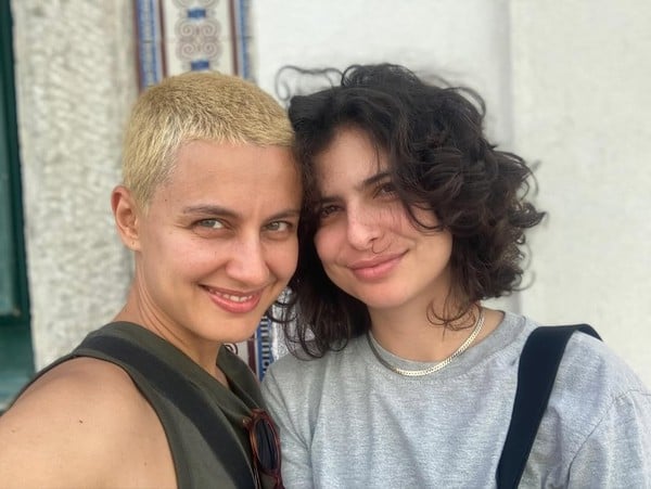 Julia Anquier e a esposa, a cantora Maria Beraldo  por Reprodução/Redes Sociais 