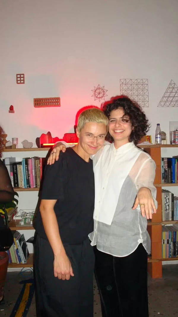 Julia Anquier e a esposa, a cantora Maria Beraldo  por Reprodução/Redes Sociais 