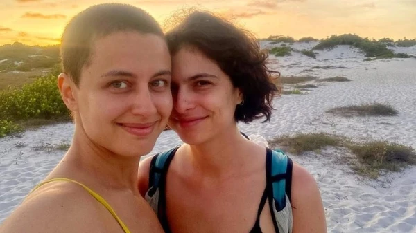 Julia Anquier e a esposa, a cantora Maria Beraldo  por Reprodução/Redes Sociais 