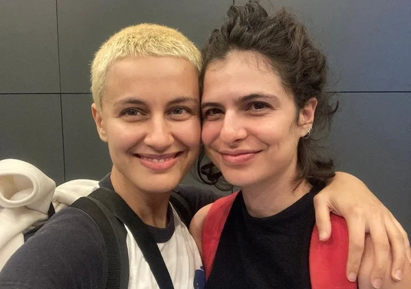 Julia Anquier e a esposa, a cantora Maria Beraldo  por Reprodução/Redes Sociais 