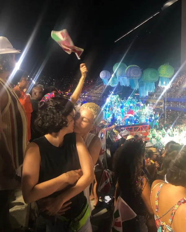 Julia Anquier ganha um beijo de Maria Beraldo no carnaval carioca por Reprodução/Redes Sociais 