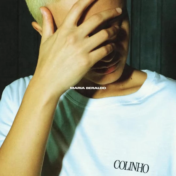 Maria Beraldo na capa de seu disco "Colinho" por Reprodução/Redes Sociais 