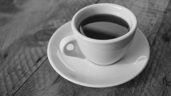 O risco do café aparece quando a ingestão diária ultrapassa níveis elevados. 