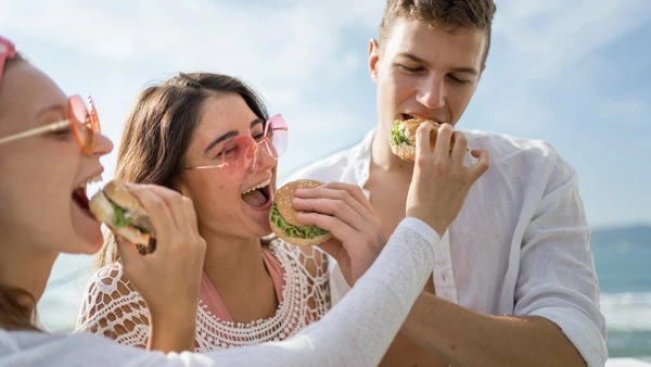 Prefira comidas leves, fáceis de transportar e que resistam melhor ao calor