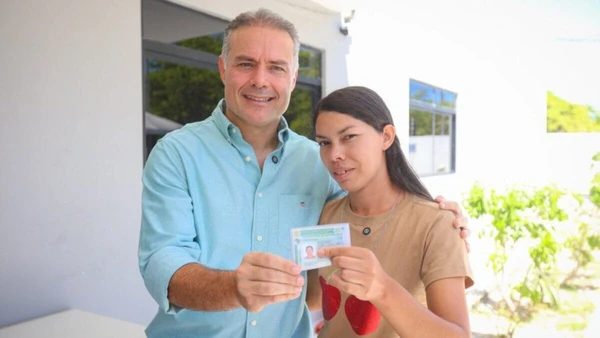 Renan Filho se encontrou com a primeira brasileira a obter a CNH pelo novo modelo
