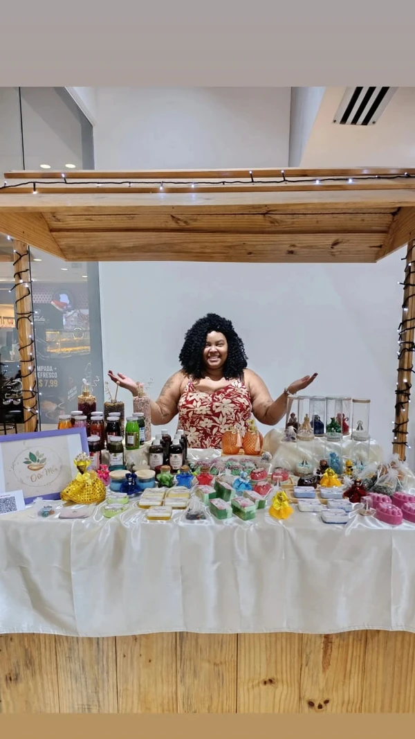 Renata Azevedo criou a Oro Mi, marca que tem de sabonetes a miniaturas de orixás e santos