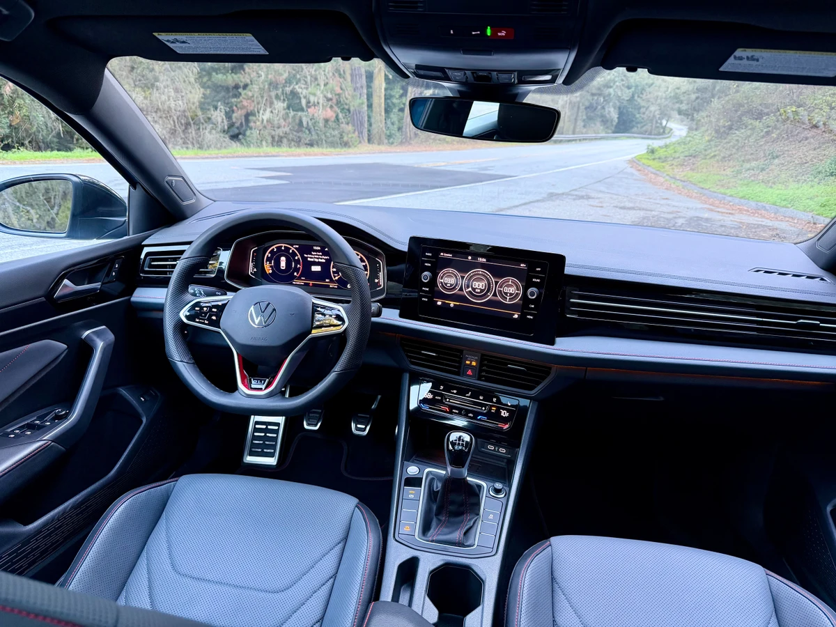 A cabine tem acabamento em couro e seis airbags por Antônio Meira Jr. 