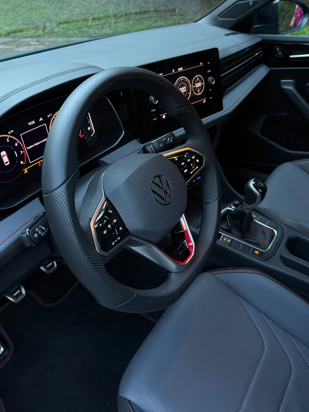 A parte inferior do volante tem um detalhe em vermelho
 por Antônio Meira Jr.