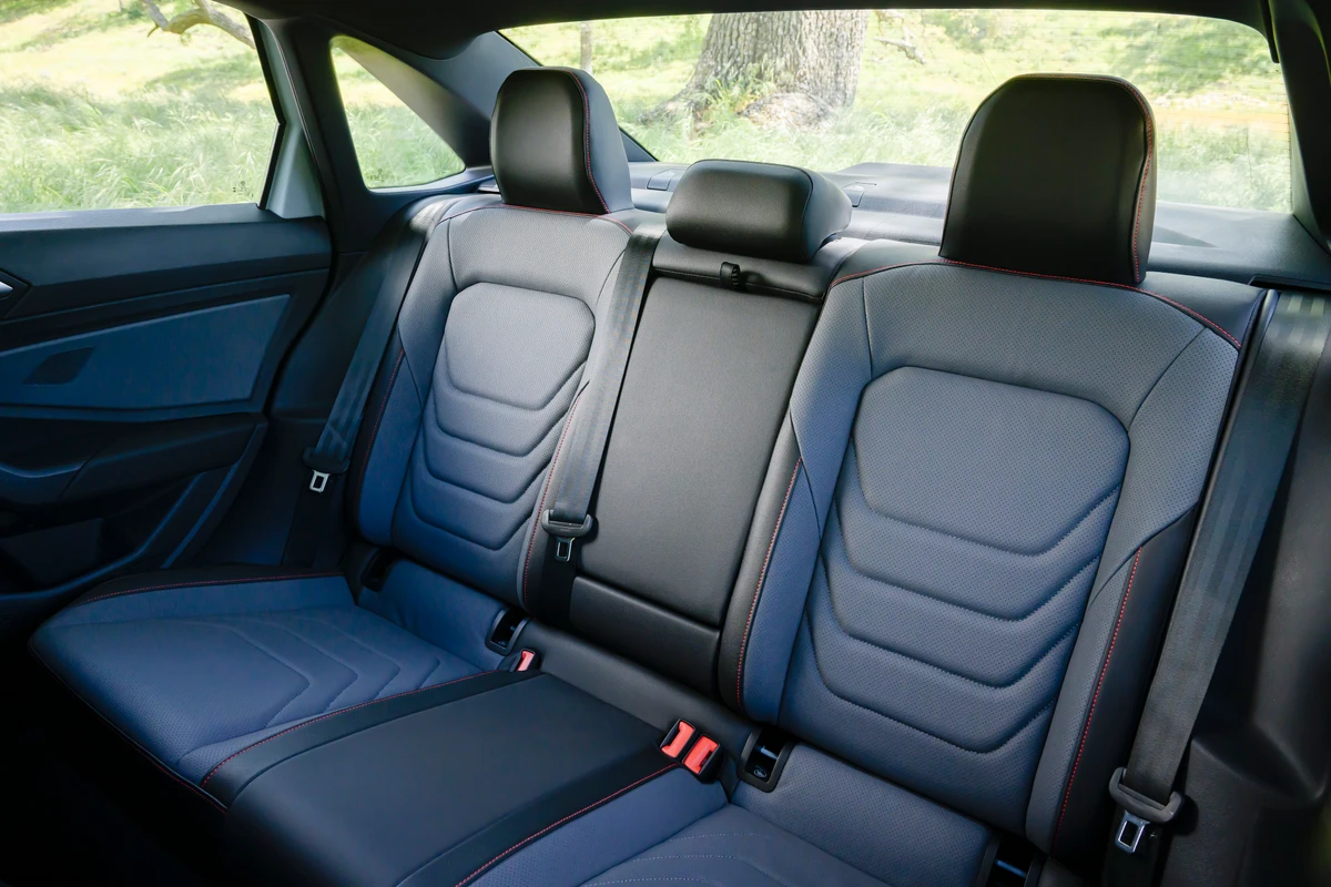 O espaço traseiro é um dos pontos fortes desse sedã por Divulgação