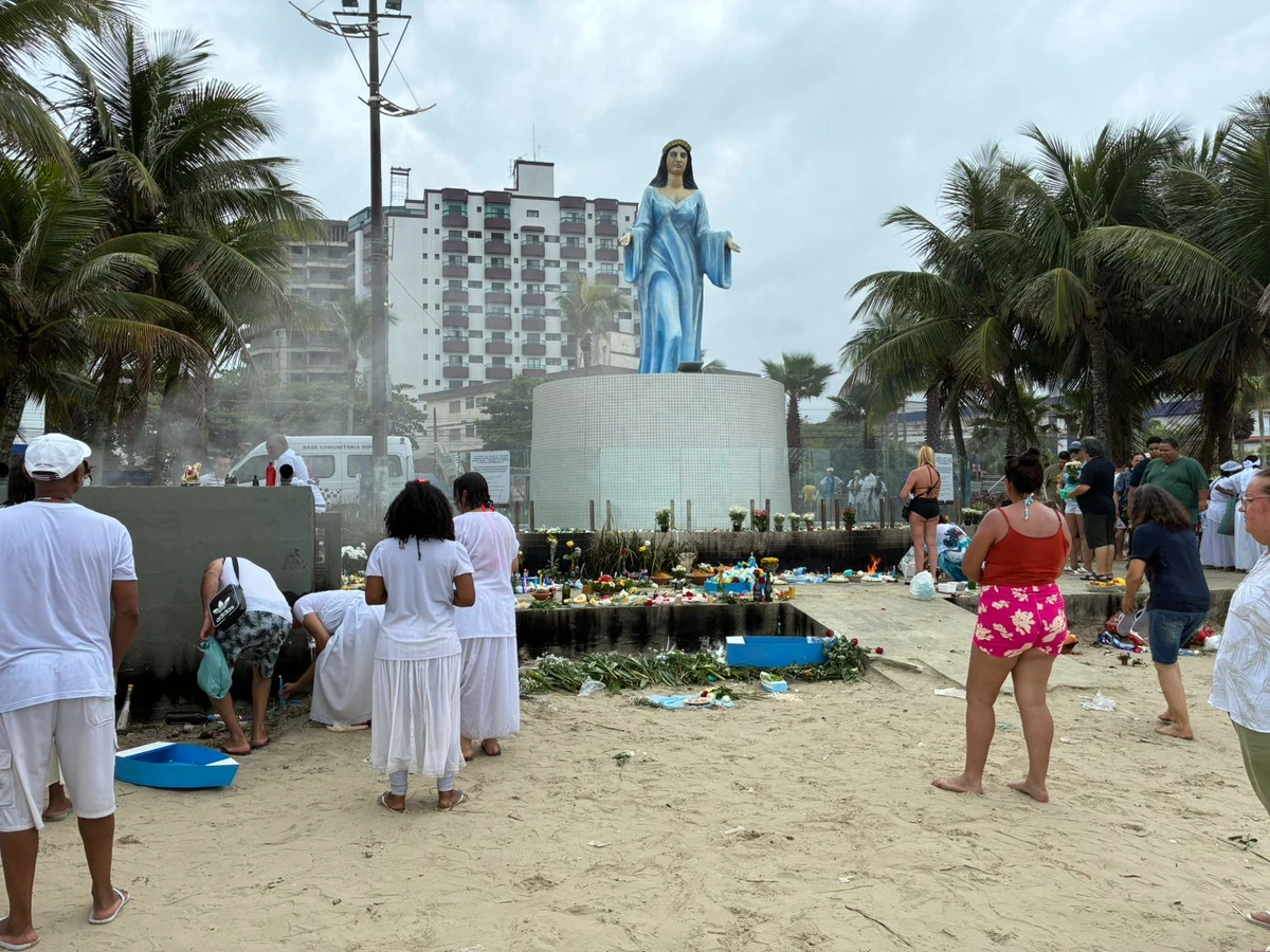  A estátua de Iemanjá, com oito metros de altura, é o marco zero da festa no litoral paulista