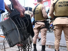 Imagem - Após mortes de técnicos, operação apreende câmeras e internet de facções em bairro de Salvador