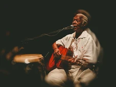 Imagem - Voz e violão: Mateus Aleluia faz shows intimistas em Salvador