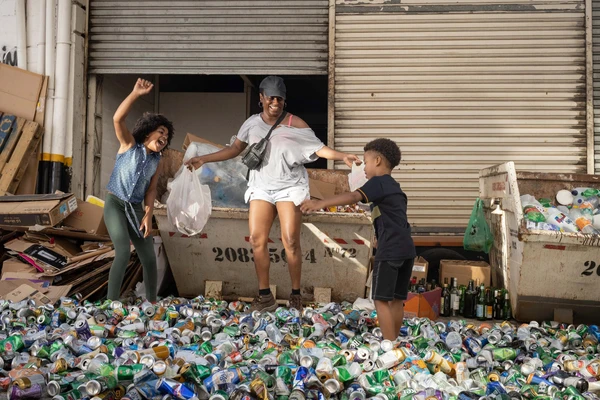 A Melhor Mãe do Mundo - Uma mãe desesperada foge com os filhos e transforma a dura realidade deles em uma jornada emocionante | Netlix por Reprodução