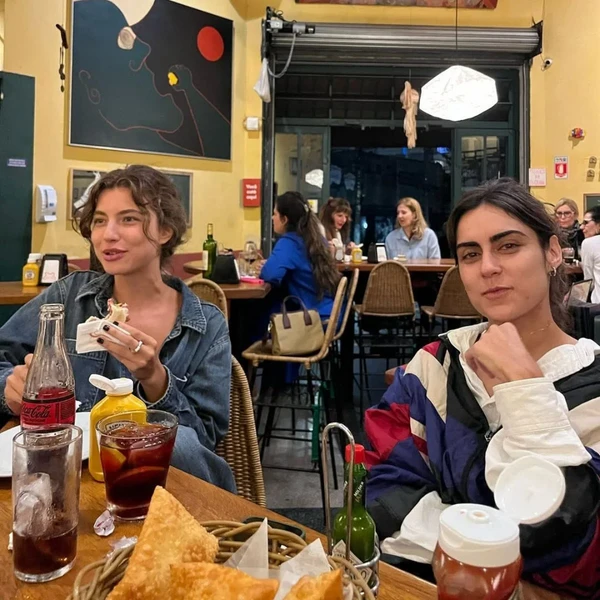 Alanis Guillen e a namorada, a produtora Giovanna Reis por Reprodução/Redes Sociais 