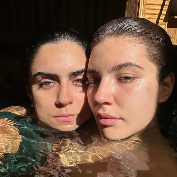 Alanis Guillen e a namorada, a produtora Giovanna Reis por Reprodução/Redes Sociais 