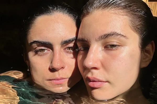 Alanis Guillen e a namorada, a produtora Giovanna Reis por Reprodução/Redes Sociais 