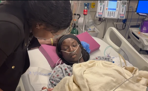 Anok Yai contou que precisou passar por uma cirurgia no pulmão nesta quinta (18) por Reprodução / Instagram