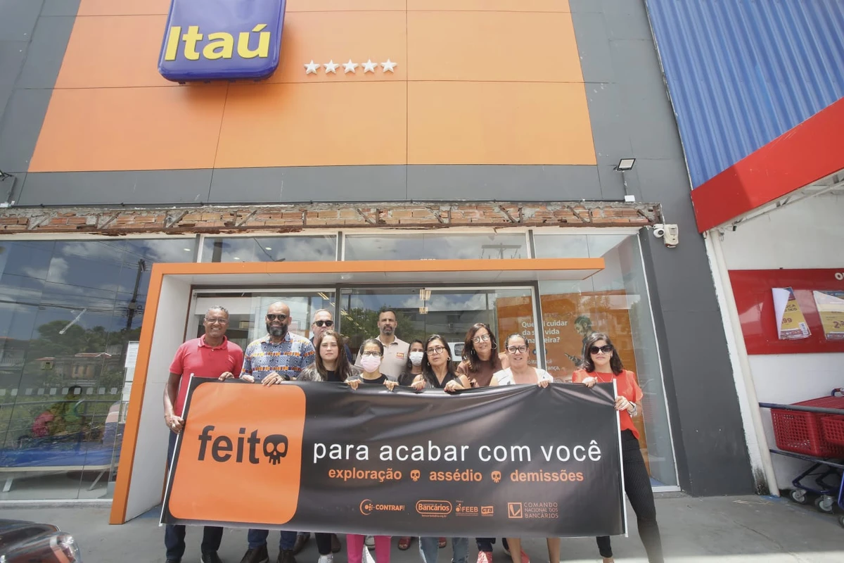 Bancários realizam protesto contra fechamento de agência