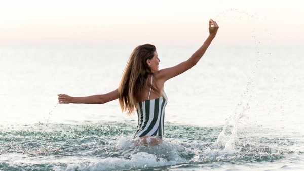 Da devoção a Iemanjá ao símbolo de recomeço, descubra como a tradição de pular sete ondas une fé, cultura e a busca por um novo ciclo no Réveillon