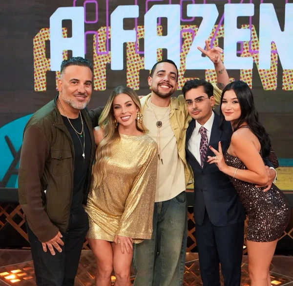 Dudu Camargo e Saory Cardoso com os finalistas de 'A Fazenda 17' por Reprodução/Redes Sociais 