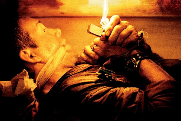 Enterrado Vivo (2010) - Após um ataque de um grupo de iraquianos, Paul acorda e se vê enterrado dentro de um caixão, o que se torna uma corrida contra o tempo para escapar por Reprodução