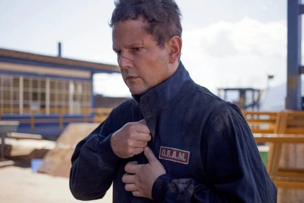 Enterre seus Mortos - O coletor de animais atropelados Edgar Wilson planeja uma fuga com sua namorada Nete, mas tem sonhos violentos | Globoplay por Reprodução