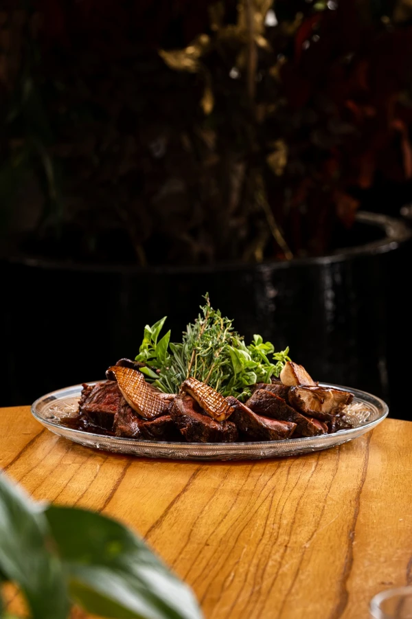 Filet mignon ao molho de vinho do Porto e cogumelos do restaurante Arento, no Fera Palace por Divulgação