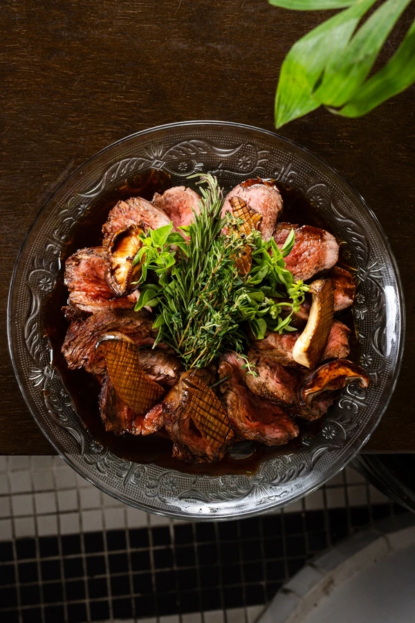 Filet mignon ao molho de vinho do Porto e cogumelos do restaurante Arento, no Fera Palace por Divulgação