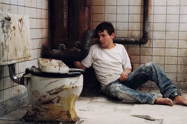 Jogos Mortais (2004) - Dois homens acordam acorrentados em um banheiro como prisioneiros de um assassino em série que leva suas vítimas a um jogo macabro | Universal+ por Reprodução