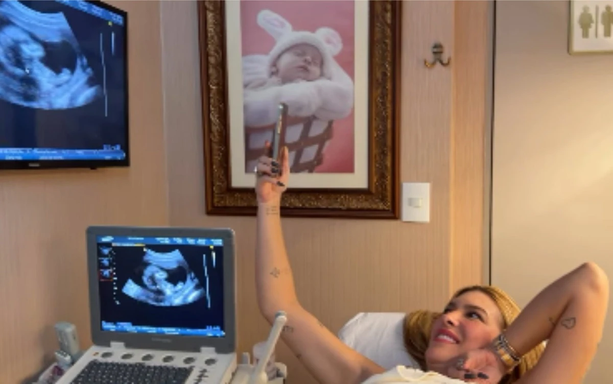 Lore mostrou ultrassom em videochamada com Léo e Liz