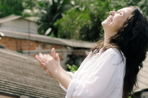 Malu - Malu é uma atriz de 50 anos desempregada, presa entre mãe conservadora e filha distanciada, buscando recomeçar em meio a traumas e memórias | Globoplay por Reprodução