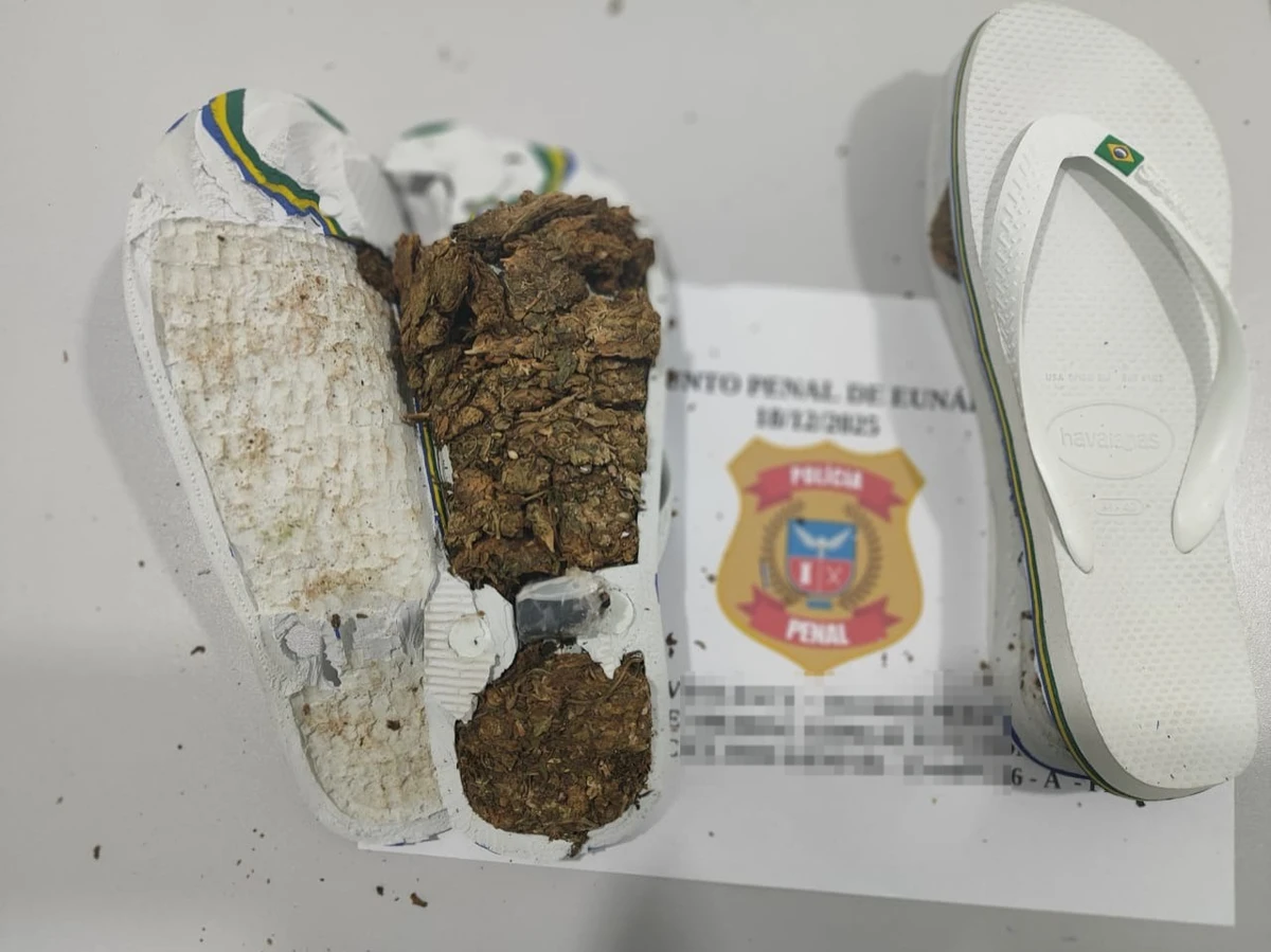 Mulheres esconderam maconha no chinelo para entrar no Conjunto Penal de Eunápolis por Divulgação/ Seap
