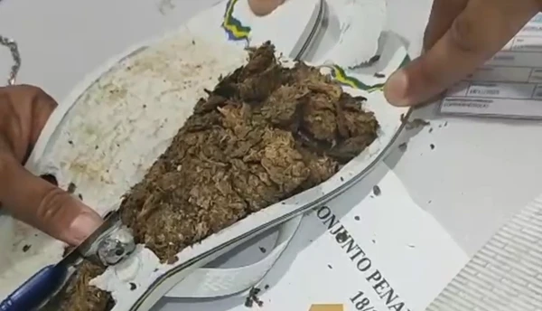 Mulheres esconderam maconha no chinelo para entrar no Conjunto Penal de Eunápolis por Divulgação/ Seap